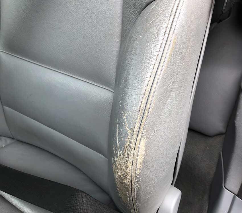 Ein Fall für die Leder-Reparatur. Autosattlerei Freier: Wenn der Auto-Ledersitz (hier ein Fahrersitz) so aussieht, kommen Sie zu uns.