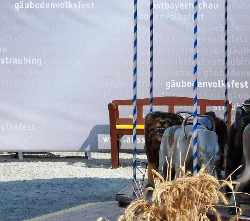 Werbeplanen fürs Gäubodenvolksfest aus der Autosattlerei Freier. Werbeplanen fürs Gäubodenvolksfest aus der Autosattlerei Freier.