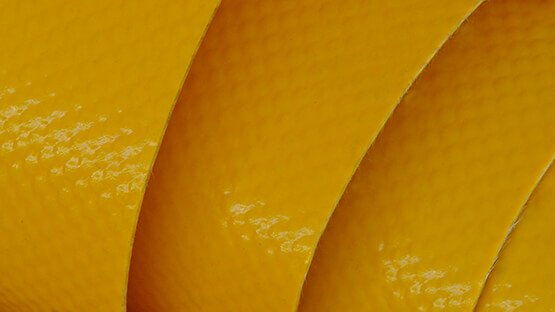 Auf, nicht von der Rolle: PVC-be­schich­te­tes Poly­es­ter­ge­webe in bester Qualität.