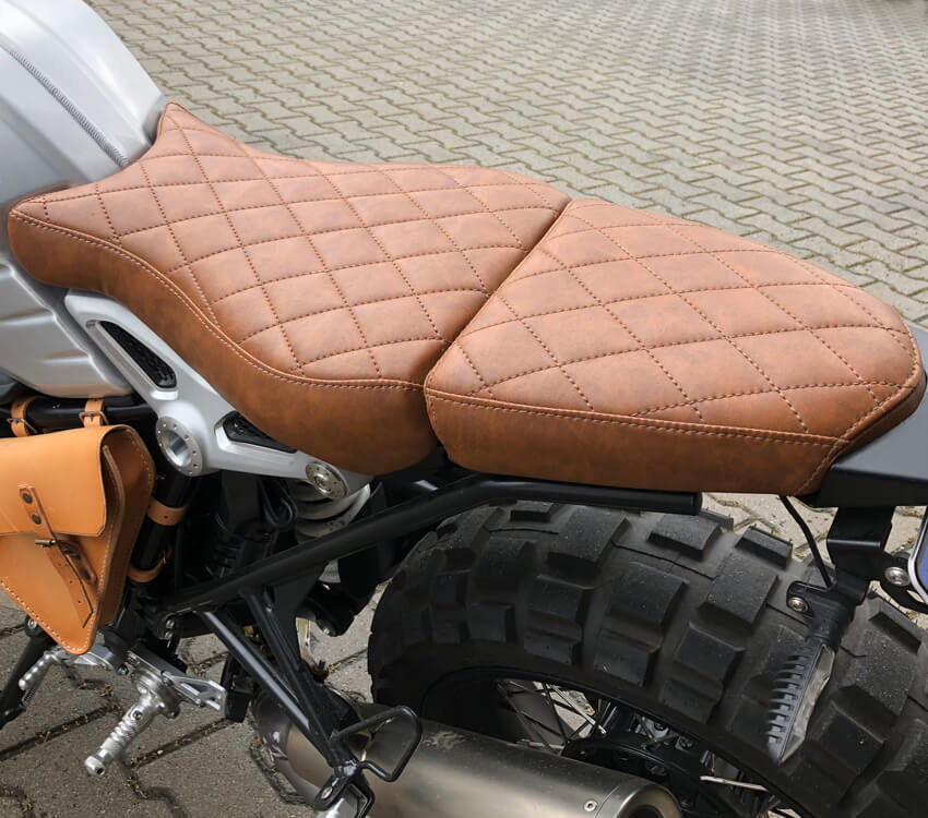 Noch eine nach persönlichen Vorlieben gefertigte Motorradsitzbank aus der Autosattlerei Freier. Noch eine nach persönlichen Vorlieben gefertigte Motorradsitzbank aus der Autosattlerei Freier.