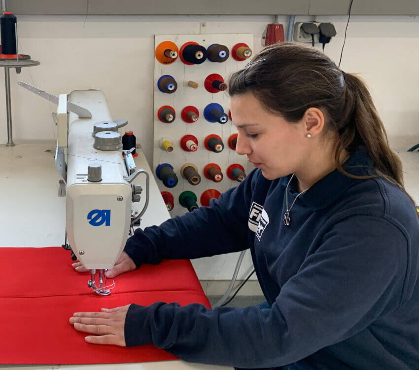 Wir machen den Handwerksberuf Sattler bzw. Fahrzeugsattler schon lange auch für Frauen attraktiv. Wir machen den Handwerksberuf Sattler bzw. Fahrzeugsattler schon lange auch für Frauen attraktiv.