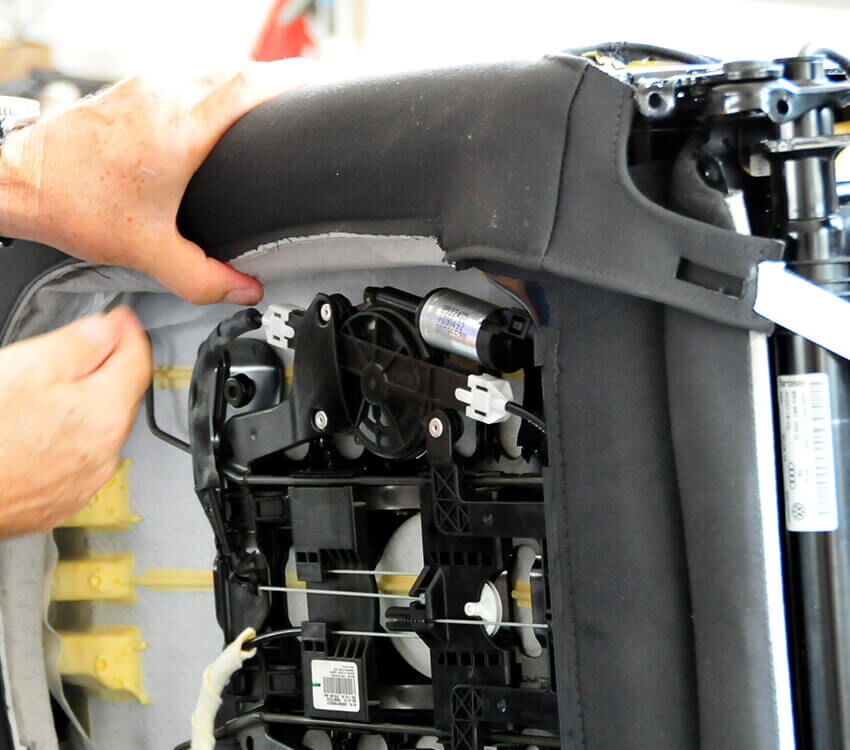 autositz-montage-bei-der-autosattlerei-freier autositz-montage-bei-der-autosattlerei-freier